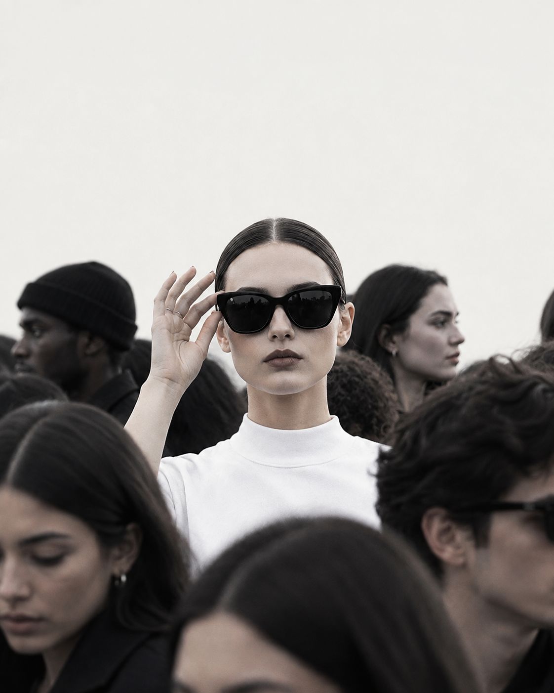 Una mujer con gafas de sol destaca entre una multitud